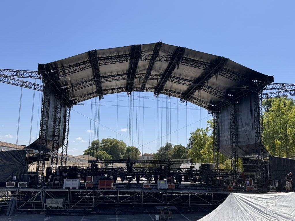 scene on stage ; note de calculs outdour; arrêté 2022
